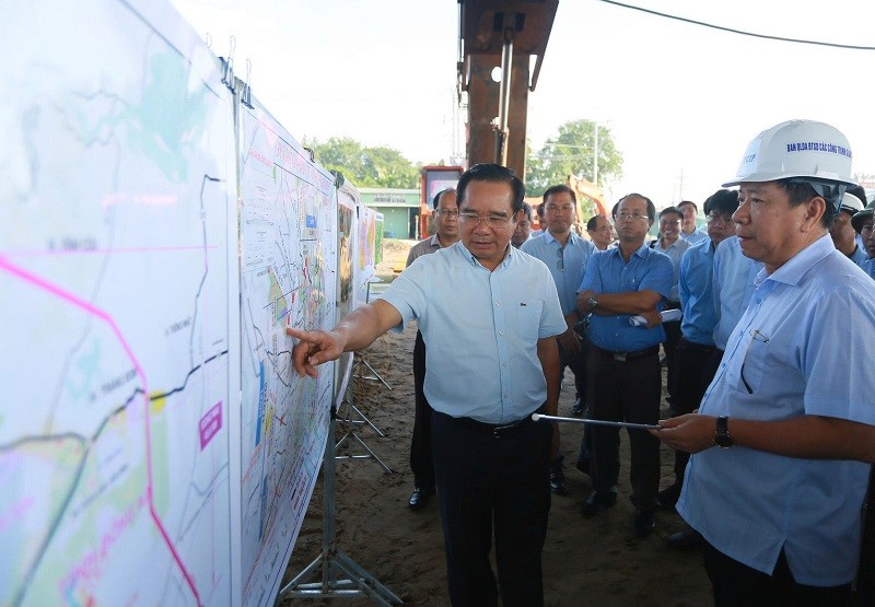 Chủ tịch UBND TP.HCM kiểm tra thực địa việc giải phóng mặt bằng tuyến cao tốc TP.HCM- Mộc Bài - Ảnh:L.M