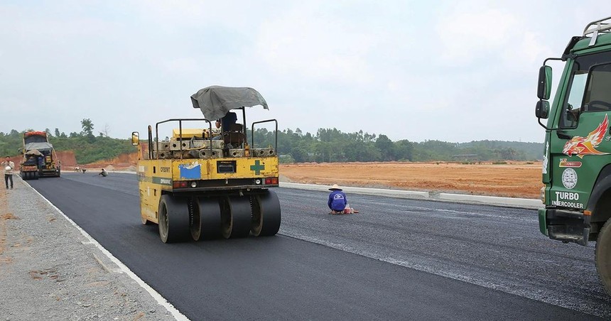 Gói thầu số 04 thuộc Dự án Nâng cấp, mở rộng đường Bắc Nam 1B và đường Bắc Nam 2 - Khu kinh tế Nghi Sơn (Thanh Hóa) có giá dự toán 373,291 tỷ đồng. Minh họa: Bùi Lân