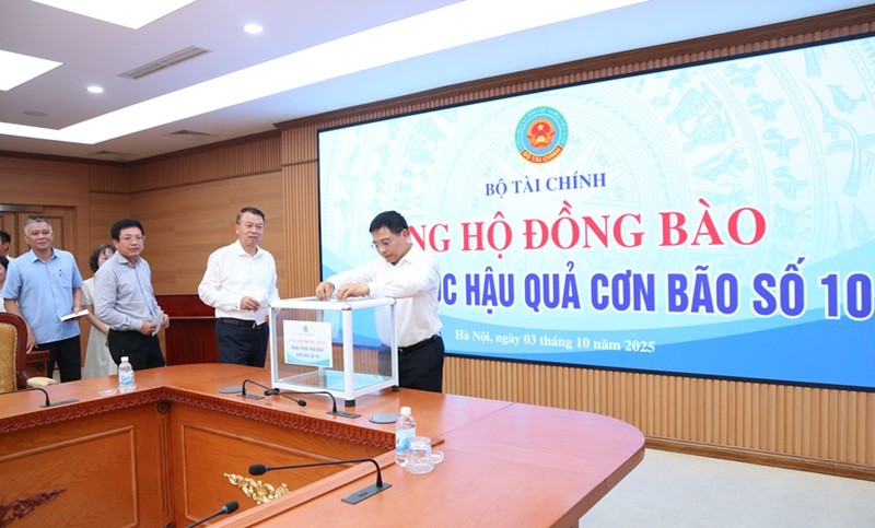 Bộ trưởng Bộ Tài chính Nguyễn Văn Thắng ủng hộ tại buổi lễ phát động. Ảnh: Đức Minh.