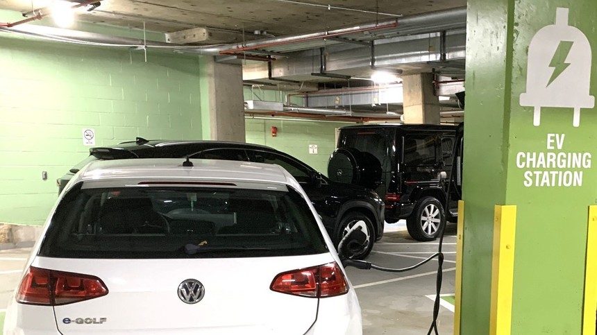 Một chiếc xe điện đang sạc tại khu vực dành riêng trong một hầm đỗ xe ở trung tâm thủ đô Washington D.C. Ảnh: Ngọc Quang - PV TTXVN tại Mỹ