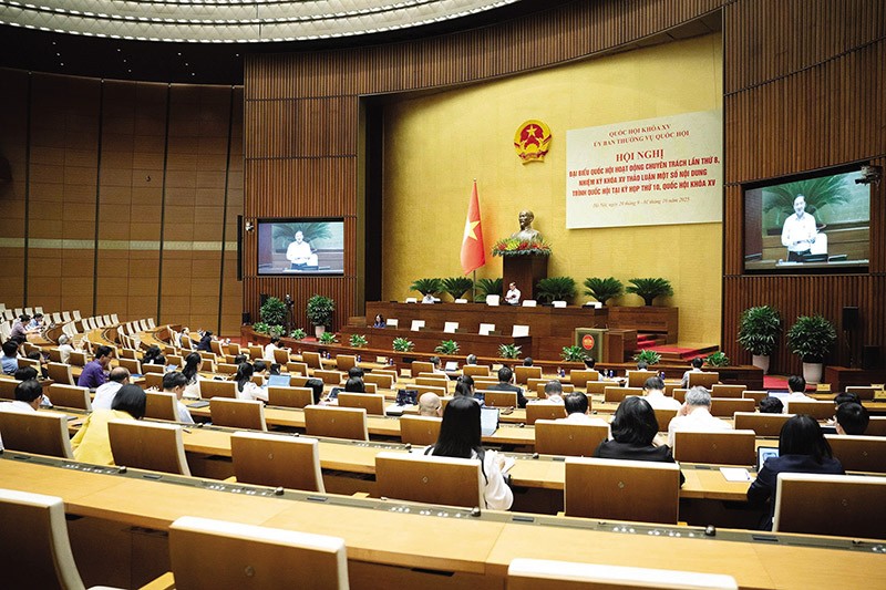 Phiên thảo luận sáng 1/10 của Hội nghị đại biểu Quốc hội hoạt động chuyên trách. Ảnh: P.T 