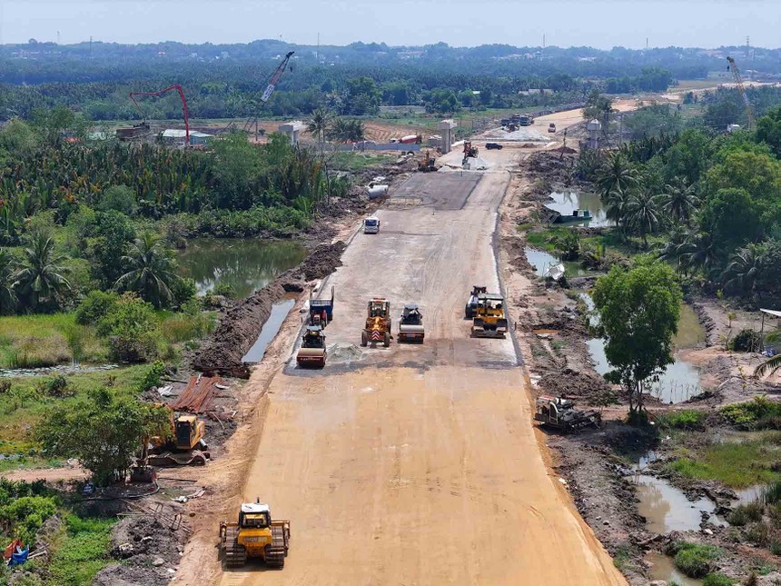 Dự án Vành đai 3 đang trong giai đoạn thi công cao điểm, các dự án thành phần đã hoàn thành 100% công tác bàn giao mặt bằng và đang đẩy nhanh công tác thi công xây dựng. Ảnh: Lê Toàn