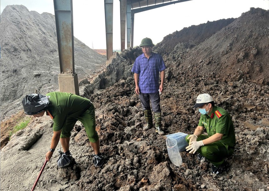 Lực lượng chức năng kiểm tra khu vực chôn lấp chất thải. Ảnh: BCA