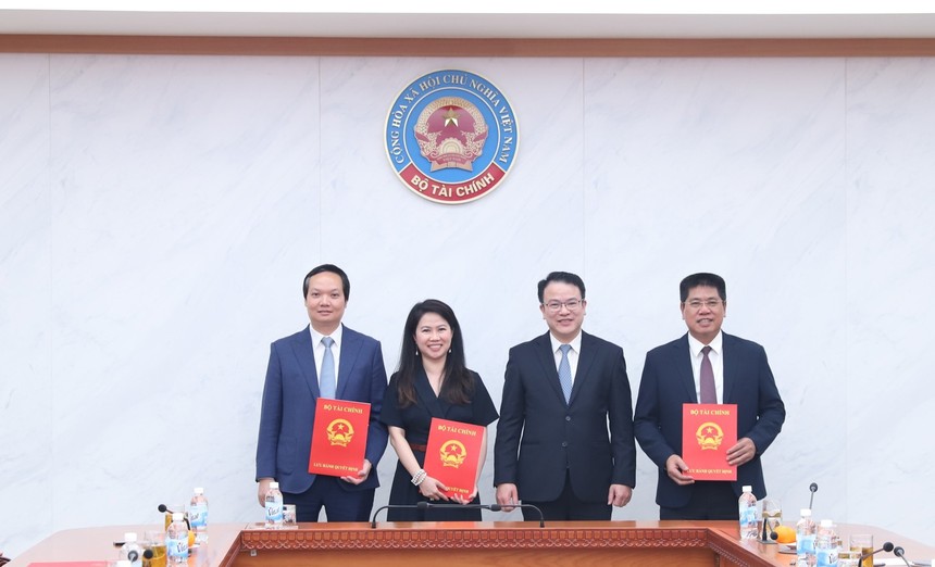 Thứ trưởng Bộ Tài chính Trần Quốc Phương trao quyết định tiếp nhận, bổ nhiệm 3 lãnh đạo Cục, Vụ.