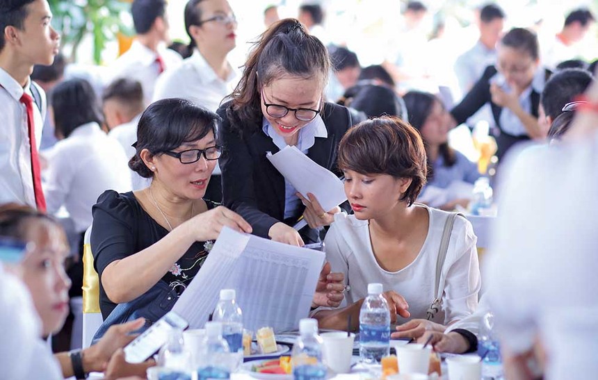 Nhân viên môi giới bất động sản đang rất khó khăn trong việc bán hàng 