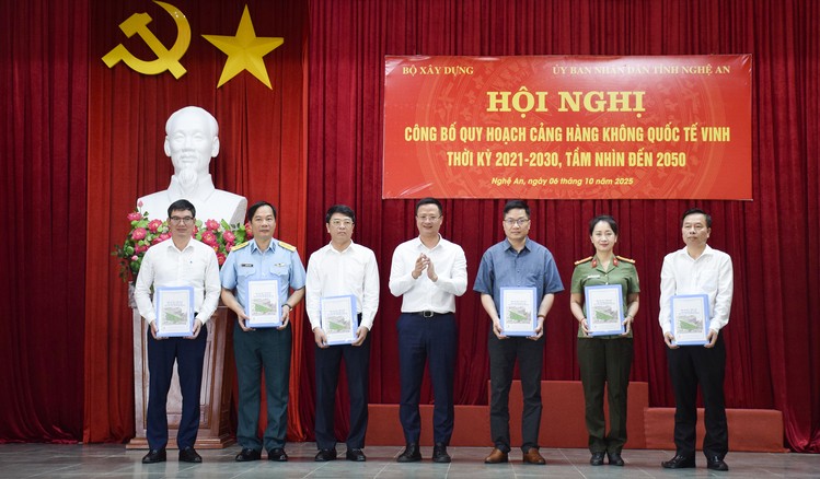 Cục trưởng Cục Hàng không Việt Nam Uông Việt Dũng trao hồ sơ quy hoạch Cảng hàng không quốc tế Vinh cho đại diện các đơn vị liên quan.