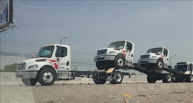 Ô tô sản xuất tại Mexico được vận chuyển đến cửa khẩu biên giới để xuất khẩu sang Mỹ. Ảnh minh họa: Phi Hùng/PV TTXVN tại Mexico 