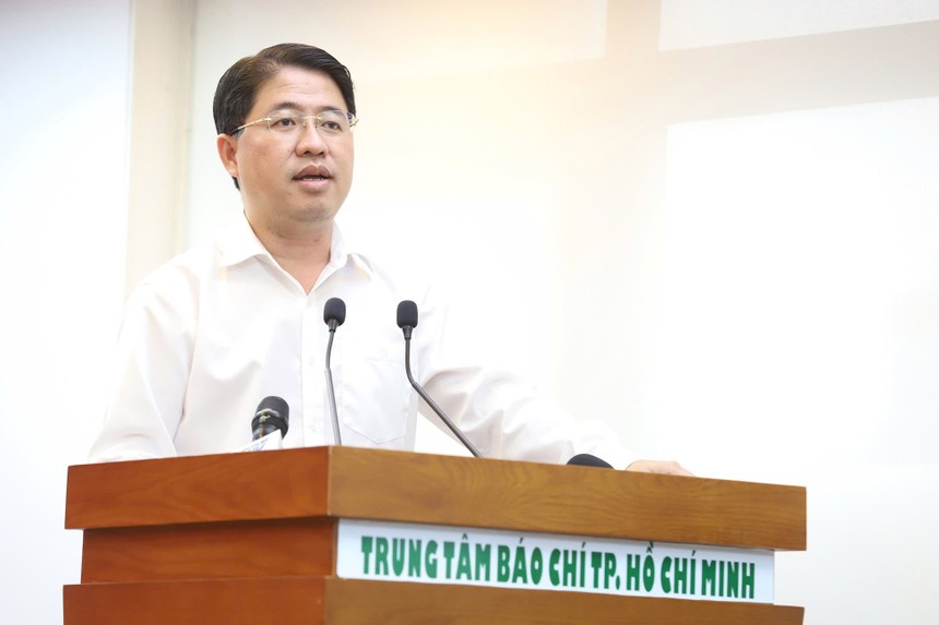 Ông Phạm Hồng Sơn, Chánh văn phòng Thành ủy TP.HCM thông tin tại họp báo.