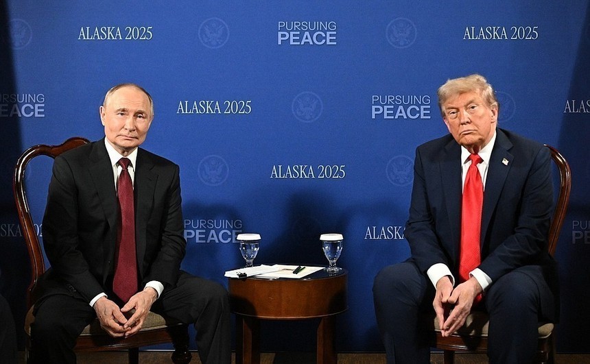 Tổng thống Nga Vladimir Putin (trái) trong cuộc họp với Tổng thống Mỹ Donald Trump tại Căn cứ Elmendorf-Richardson ở Anchorage, bang Alaska (Mỹ) ngày 15/8/2025. Ảnh: THX/TTXVN