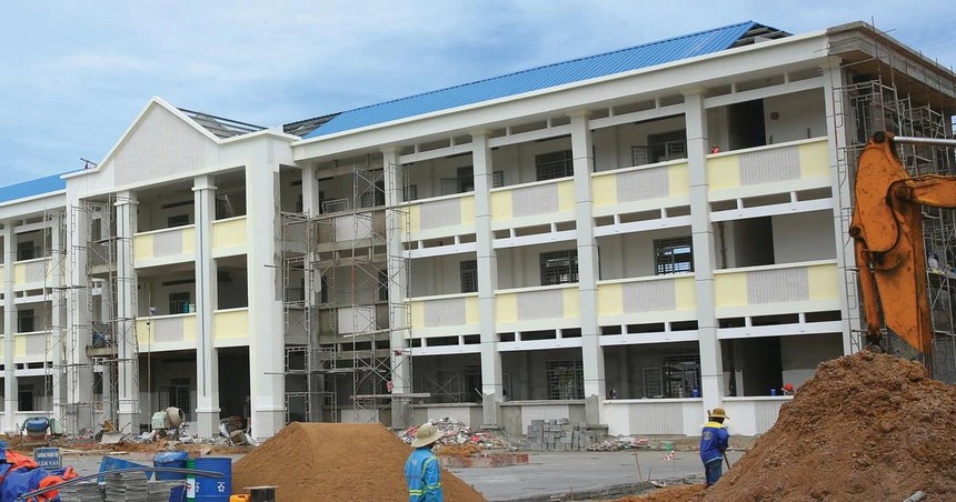Gói thầu Thi công xây dựng thuộc Dự án Bổ sung cơ sở vật chất Trường Phổ thông dân tộc nội trú THPT huyện Đăk Hà, tỉnh Kon Tum (nay là tỉnh Quảng Ngãi) có giá hơn 22 tỷ đồng. Ảnh: Trọng Lân