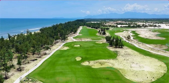 Một sân golf tại khu vực ven biển TP. Huế. (Ảnh nguồn: goldensandsgolf.vn)