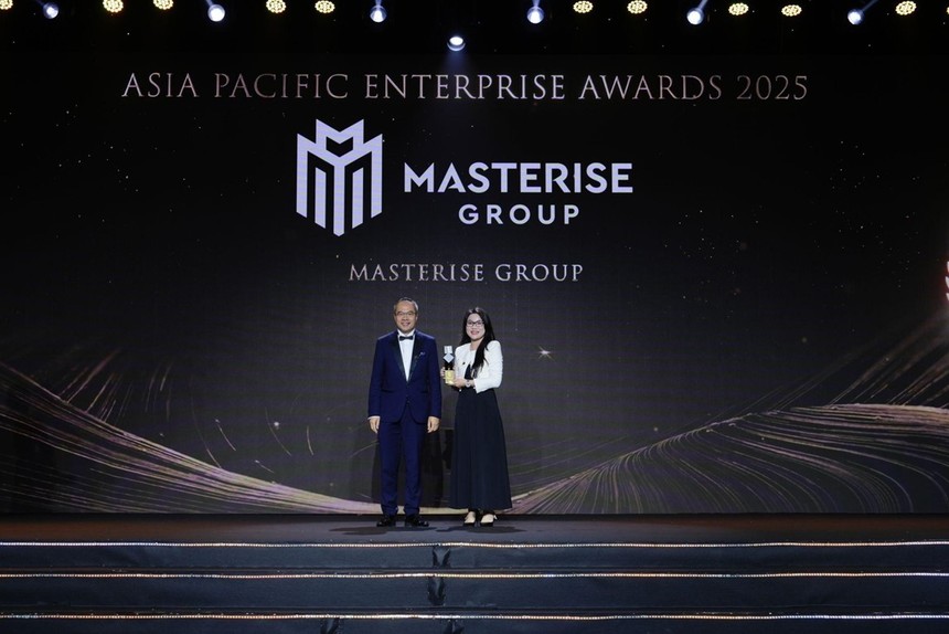 Đại diện Masterise Group nhận giải thưởng Corporate Excellence Award tại lễ trao giải Asia Pacific Enterprise Awards 2025