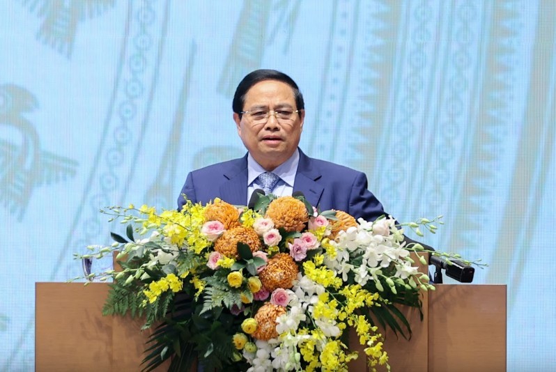 Thủ tướng đề nghị các đại biểu dự hội nghị chia sẻ tư duy, tầm nhìn hành động, góp ý cho Chính phủ những vấn đề còn vướng mắc, những việc chưa làm được với tinh thần doanh nhân là chiến sĩ, "đâu cần, đâu khó có doanh nhân, cùng cả nước biến không thành có, biến khó thành dễ, biến không thể thành có thể". Ảnh: VGP