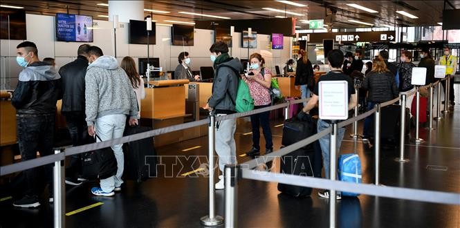 Hành khách xếp hàng tại quầy làm thủ tục ở sân bay Schwechat, gần Vienna, Áo. Ảnh minh họa: AFP/TTXVN 