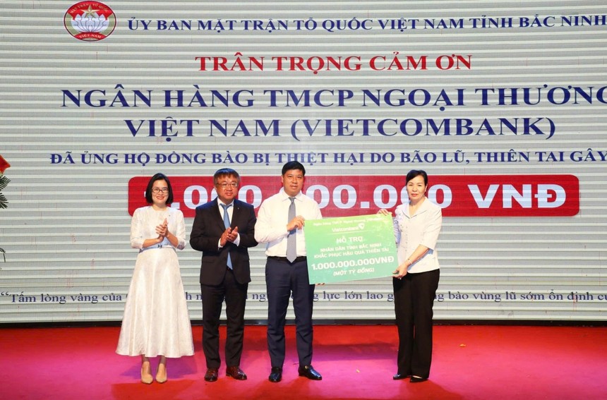 Đại diện Vietcombank, ông Hồng Quang - Thành viên HĐQT, Chủ tịch Công đoàn Vietcombank (thứ 3, từ trái sang) trao ủng hộ 1 tỷ đồng thông qua UB MTTQ tỉnh Bắc Ninh