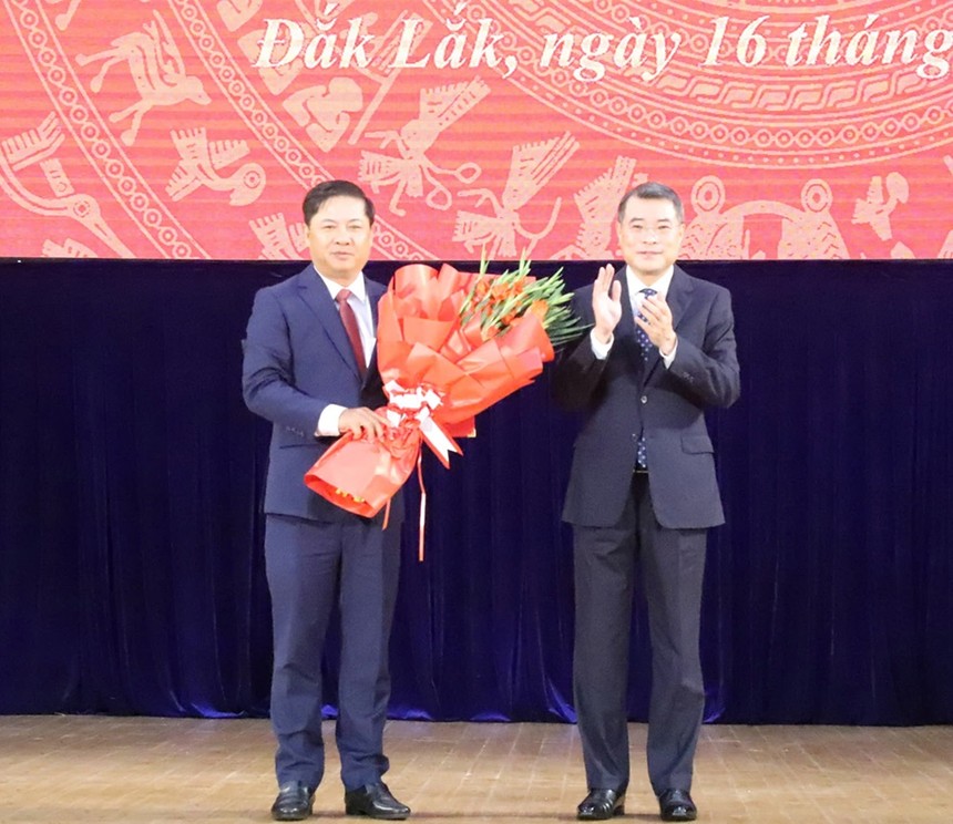 Ông Lê Minh Hưng trao quyết định của Bộ Chính trị chỉ định ông Lương Nguyễn Minh Triết giữ chức Bí thư Tỉnh ủy Đắk Lắk.