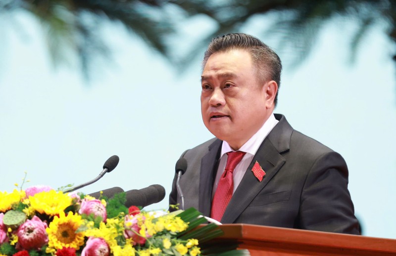 Chủ tịch UBND Thành phố Hà Nội Trần Sỹ Thanh trình bày Báo cáo kiểm điểm công tác lãnh đạo, chỉ đạo của Ban Chấp hành Đảng bộ Thành phố Hà Nội khóa XVII, nhiệm kỳ 2020-2025 tại Đại hội.