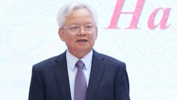 GS.TS Tạ Ngọc Tấn, nguyên Uỷ viên Trung ương Đảng, Phó Chủ tịch thường trực Hội đồng lý luận Trung ương, Tổ phó thường trực Tổ Biên tập văn kiện Đại hội XIV thông tin tại cuộc Họp báo quốc tế. Ảnh: TTXVN.