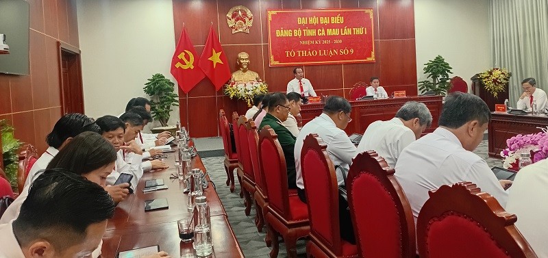 Ông Nguyễn Minh Luân - Phó Chủ tịch UBND tỉnh Cà Mau điều hành phiên thảo luận tại tổ 9