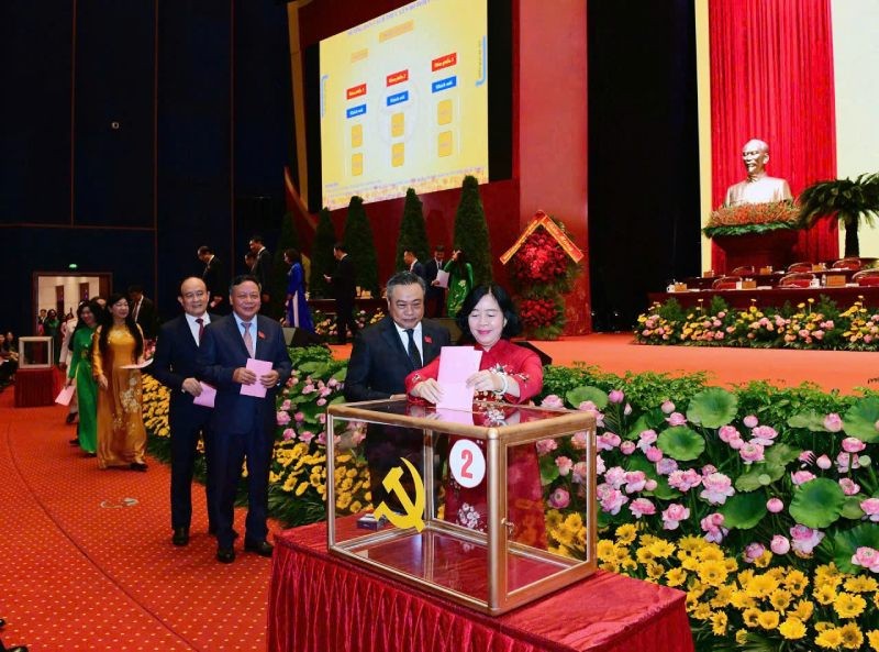 Các đại biểu bỏ phiếu bầu Ban Chấp hành Đảng bộ Thành phố Hà Nội khoá XVIII, nhiệm kỳ 2025 - 2030.