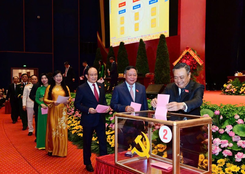 Các đại biểu bỏ phiếu bầu Ban chấp hành Đảng bộ Thành phố Hà Nội khóa XVIII.