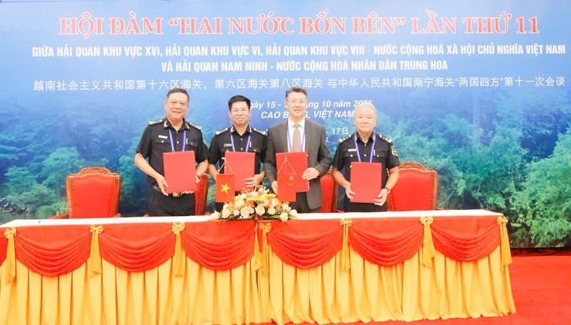 Lãnh đạo bốn cơ quan hải quan của hai nước đã ký kết Biên bản thống nhất nội dung hợp tác.
