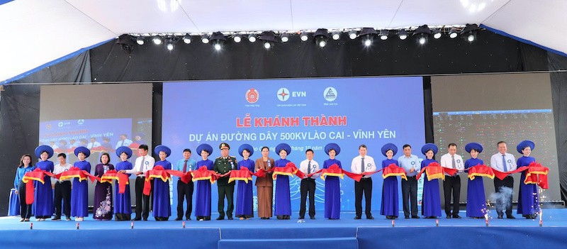 Các đại biểu tham dự lễ cắt băng khánh thành dự án. 