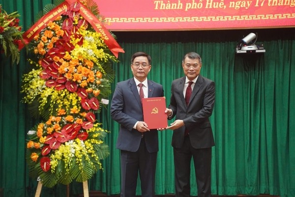 Ông Lê Minh Hưng - Trưởng Ban Tổ chức Trung ương trao quyết định cho ông Nguyễn Đình Trung