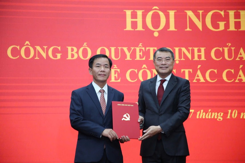 Ông Lê Minh Hưng, Ủy viên Bộ Chính trị, Bí thư Trung ương Đảng, Trưởng Ban Tổ chức Trung ương trao Quyết định của Bộ Chính trị điều động, chỉ định ông Nguyễn Văn Phương (trái ảnh) giữ chức vụ Bí thư Tỉnh ủy Quảng Trị.