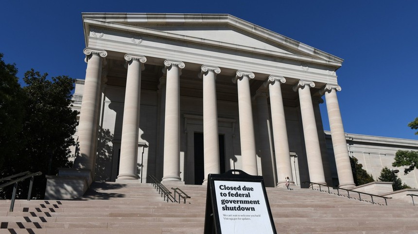 Bảng thông báo đóng cửa tại Phòng trưng bày Nghệ thuật quốc gia ở Washington, D.C., Mỹ ngày 5/10/2025. Ảnh: THX/TTXVN