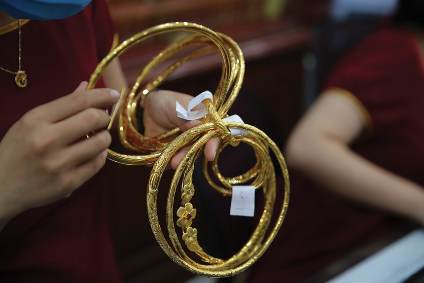 Có thể coi vàng, chứng khoán hay bất động sản là hàng “tiền đạo” tấn công trong danh mục đầu tư