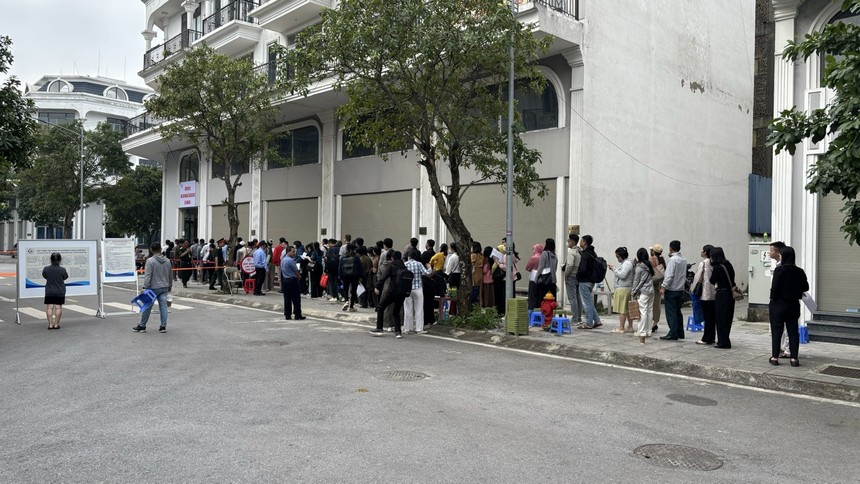 Dù đông người tới nộp hồ sơ nhưng không có tình trạng chen lấn, xô đẩy, xích mích.