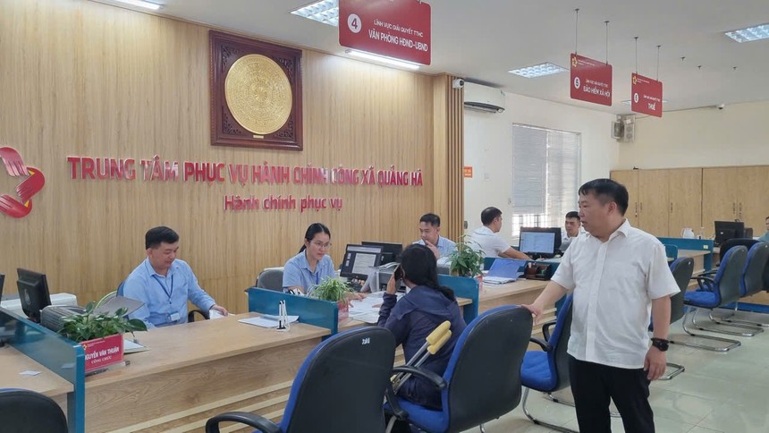 Các thủ tục hành chính công tại Trung tâm Phục vụ hành chính công xã Quảng Hà được thực hiện đảm bảo nhanh chóng, đúng thời hạn. Ảnh: Quỳnh Nga