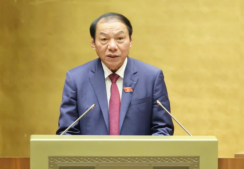 Bộ trưởng Bộ Văn hoá, Thể thao và Du lịch Nguyễn Văn Hùng trình bày tờ trình dự án luật - Ảnh PT. 