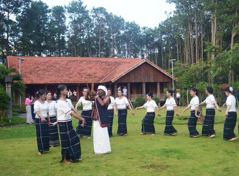 Làng Văn hóa Churu tại xã Quảng Lập, tỉnh Lâm Đồng là mô hình tiêu biểu gắn bảo tồn, phát huy giá trị văn hóa truyền thống của các dân tộc thiểu số gắn với phát triển du lịch.