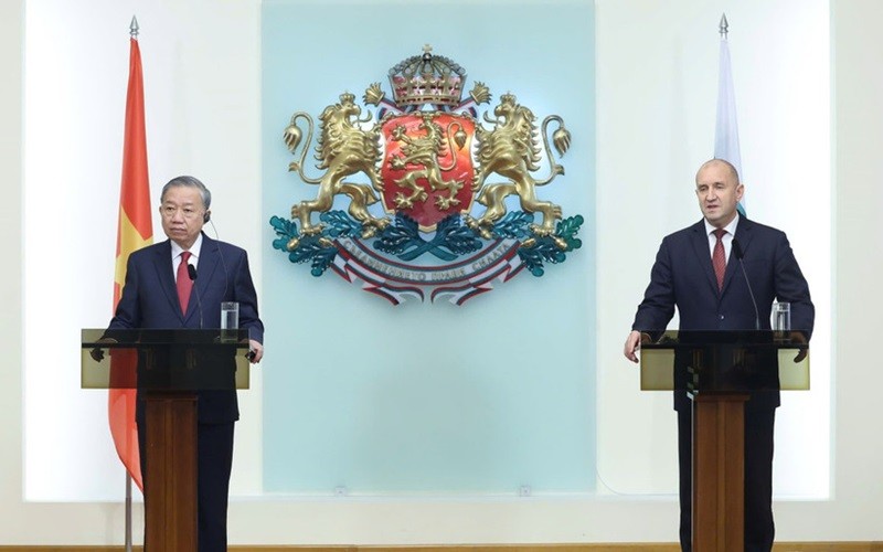 Tổng Bí thư Tô Lâm và Tổng thống Cộng hòa Bulgaria Rumen Radev chủ trì buổi gặp gỡ báo chí thông báo kết quả hội đàm. (Ảnh: Thống Nhất/TTXVN).