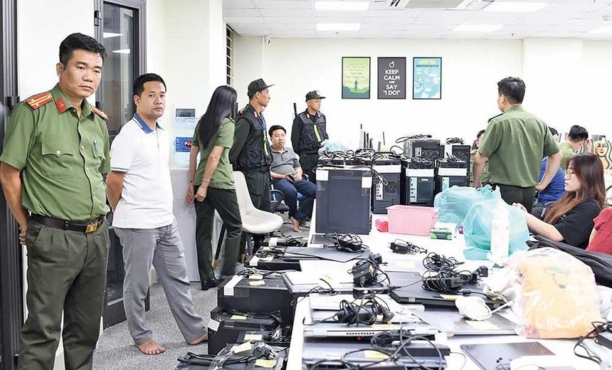 Khám xét thu giữ nhiều tang vật vụ lừa đảo tiền ảo do Nguyễn Văn Hạ cầm đầu.