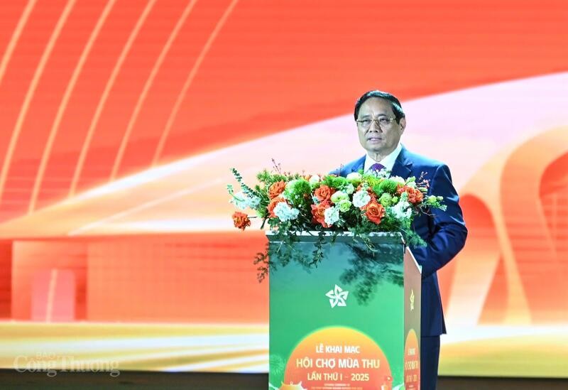 Thủ tướng Chính phủ Phạm Minh Chính phát biểu khai mạc Hội chợ mùa Thu 2025, tối 25/10. 