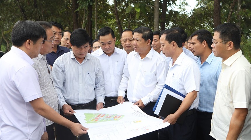 Bí thư Tỉnh ủy Đắk Lắk, ông Lương Nguyễn Minh Triết (giữa) kiểm tra thực tế và khảo sát địa điểm xây dựng trường phổ thông nội trú tại các xã biên giới. Ảnh Tuấn Hải