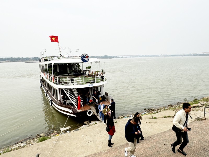 Hà Nội đang nỗ lực đánh thức tiềm năng, từng bước hình thành các tuyến du lịch đường thủy. Ảnh: Hạnh Phúc.