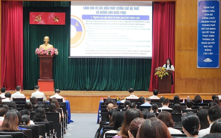 Cơ quan Thuế hướng dẫn, cảnh báo các biện pháp cưỡng chế nợ thuế. Ảnh: Việt Dũng