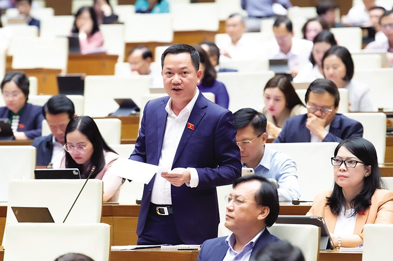 Quốc hội thảo luận tại hội trường về kinh tế, xã hội 