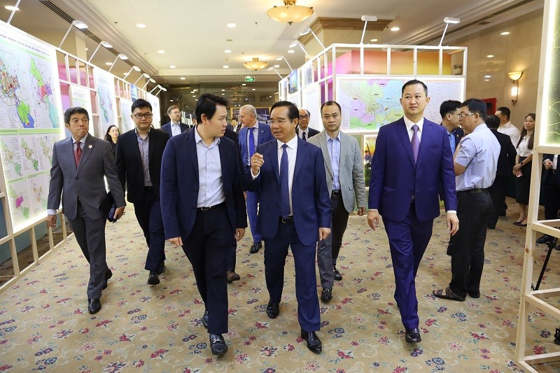 Chủ tịch UBND TP.HCM Nguyễn Văn Được trao đổi với doanh nghiệp bên lề hội nghị - Ảnh: P.Q