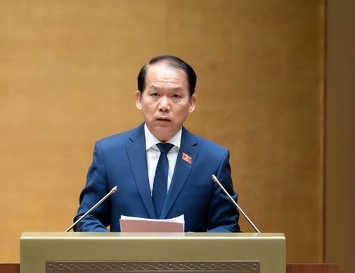 Chủ nhiệm Ủy ban Pháp luật và Tư pháp Hoàng Thanh Tùng trình bày báo cáo thẩm tra. 