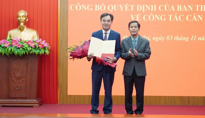 Bí thư Tỉnh ủy Quảng Trị Nguyễn Văn Phương trao quyết định và tặng hoa ông Nguyễn Lương Bình (trái ảnh). Ảnh: Linh Việt