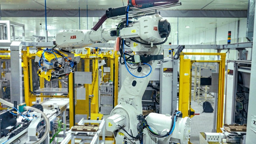 Hải Phòng đang tập trung xây dựng hệ sinh thái đào tạo và thu hút nhân tài chất lượng cao trong lĩnh vực điện tử, bán dẫn. Trong ảnh là dây chuyền sản xuất tự động tại Nhà máy Vinfast thuộc khu kinh tế Đình Vũ - Cát Hải, Hải Phòng.