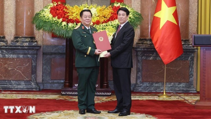Chủ tịch nước Lương Cường trao Quyết định bổ nhiệm đồng chí Nguyễn Trọng Nghĩa giữ chức Chủ nhiệm Tổng cục Chính trị Quân đội nhân dân Việt Nam, đồng thời thăng quân hàm từ Thượng tướng lên Đại tướng. (Ảnh: Lâm Khánh/TTXVN).