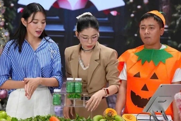 Các bị cáo bị đưa ra xét xử về tội lừa dối khách hàng.