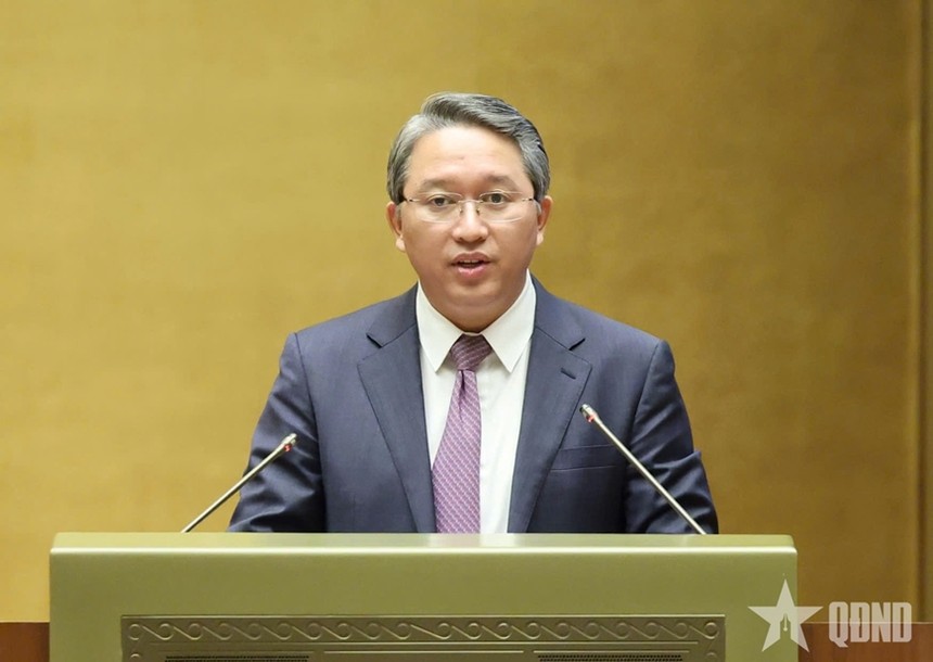 Bộ trưởng Bộ Tư pháp Nguyễn Hải Ninh trình bày tờ trình của Chính phủ