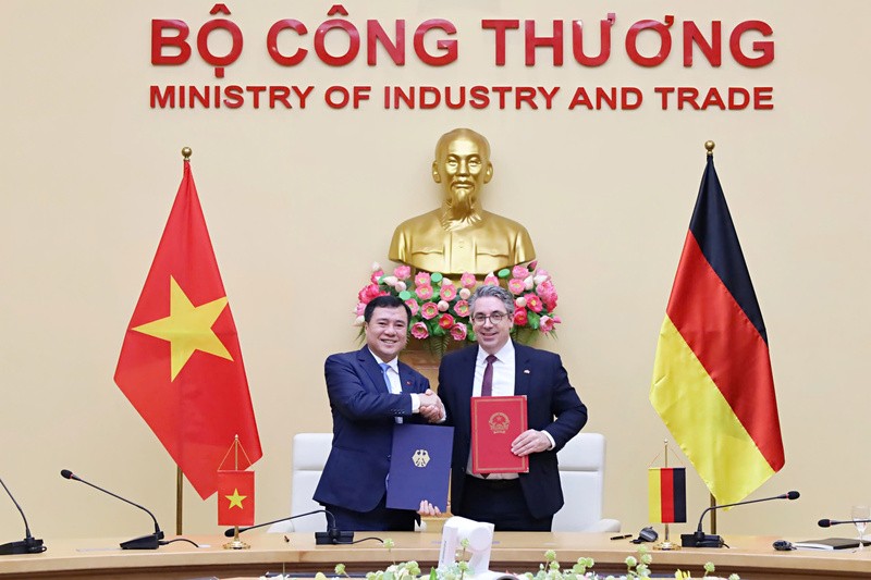 Thứ trưởng Bộ Công thương Nguyễn Sinh Nhật Tân và Quốc vụ khanh Nghị viện Stefan Rouenhoff ký Biên bản Khóa họp lần thứ 3 Ủy ban hỗn hợp về hợp tác kinh tế, thương mại Việt Nam - Đức
